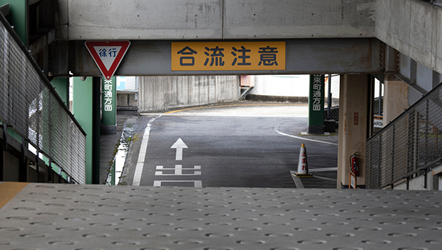 施設駐車場が抱える課題と安全対策<br/>
について<br/>
<br/>
安全・安心な施設駐車場に<br/>
役立つ出庫警報