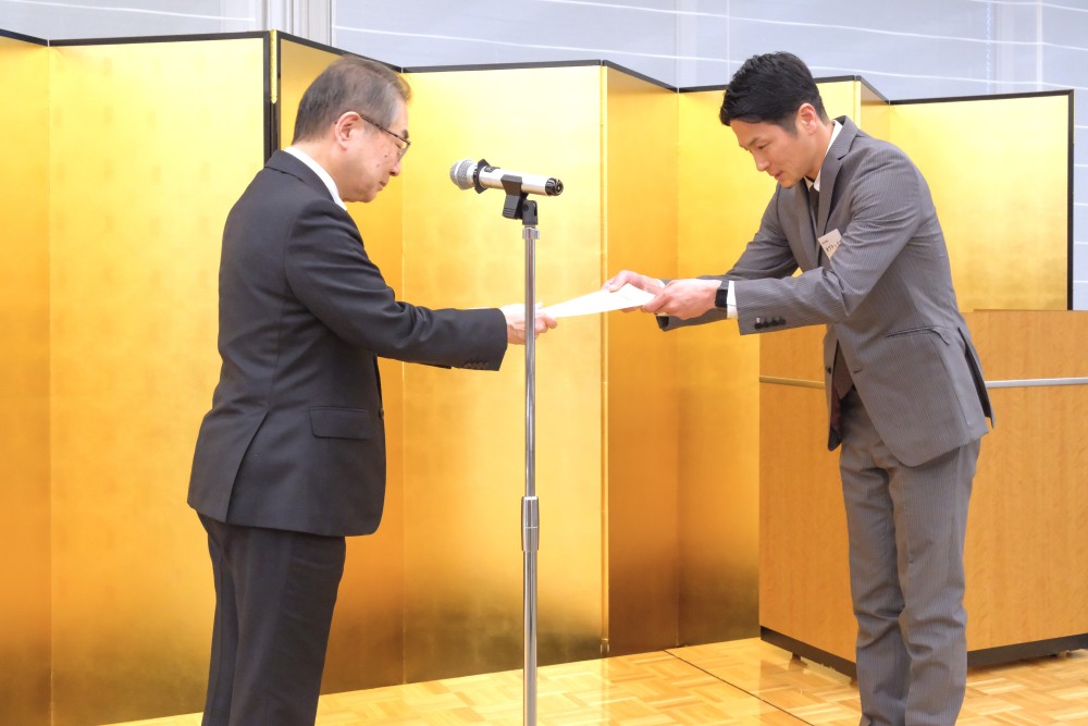 表彰式の様子。壇上での表彰