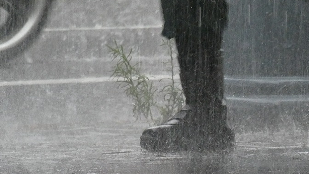 ゲリラ豪雨の中を走る人