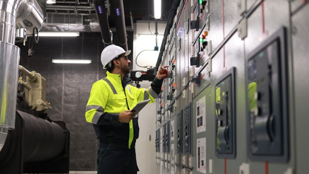 工場の電気設備を点検する担当者