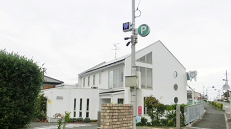 見通しの悪い駐車状況の見える化で、スムーズな来院を実現