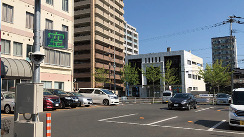 さまざまな利用者により混雑する駐車場対策