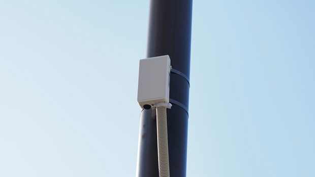 IoT無線ユニットが設置された公園街路灯