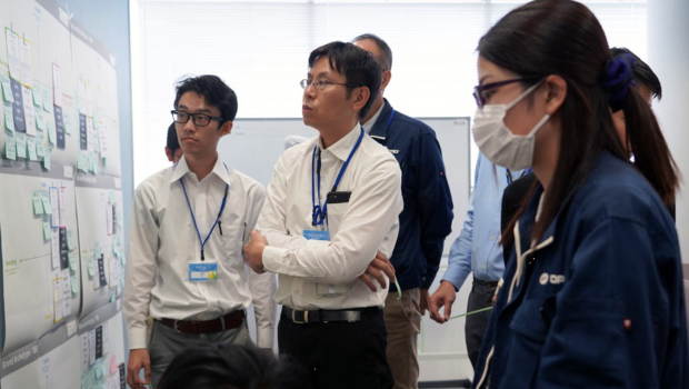 部門を越えたワークショップでサービスコンセプトを検討する様子