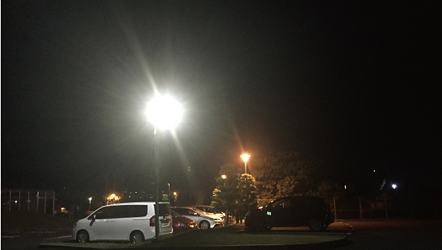 オプテックスのソーラー照明が点灯している駐車場